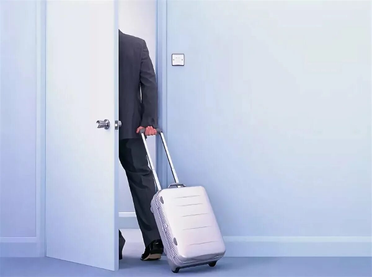 Уходит с чемоданом. Человек уходит в дверь. Человек уходит с чемоданом. Человек за дверью. Не хочет уходить из квартиры