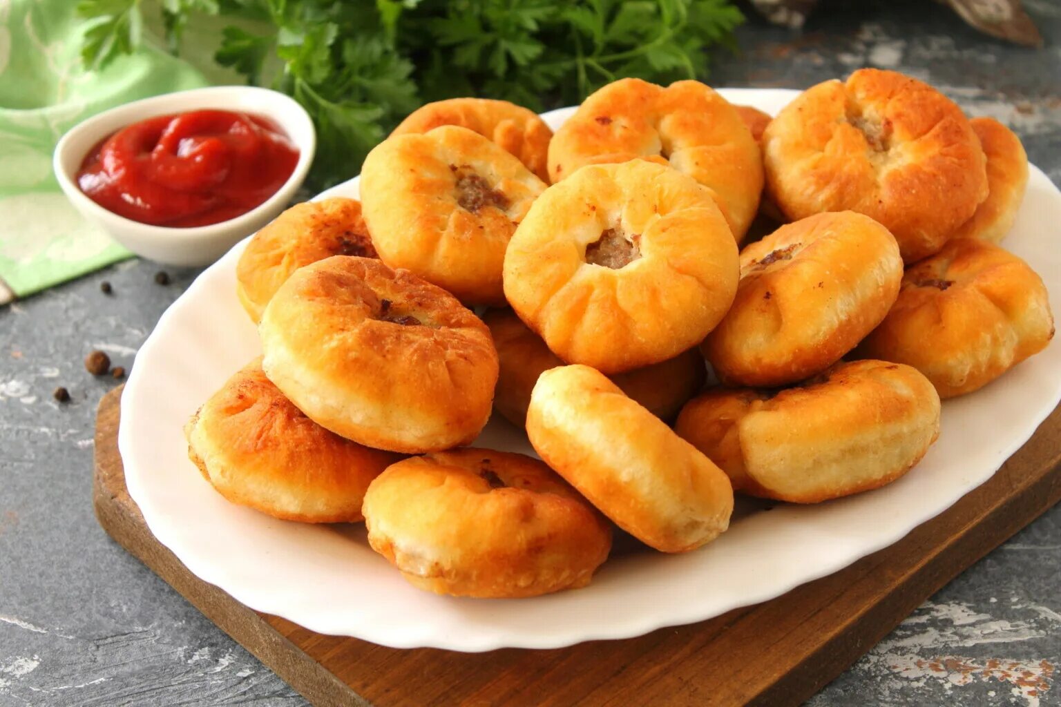 Татарская кухня перемячи. Беляш. Бельмяши. Пирожки беляши