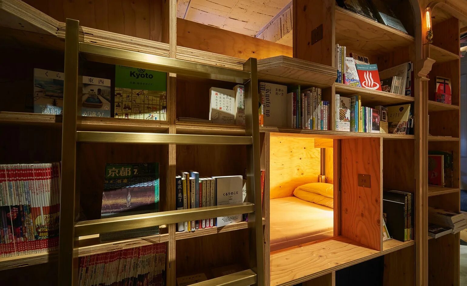 Книга хостел. Хостел book and bed, токио. библиотека с кроватью. книжный отель. кровать на книжных полках.
