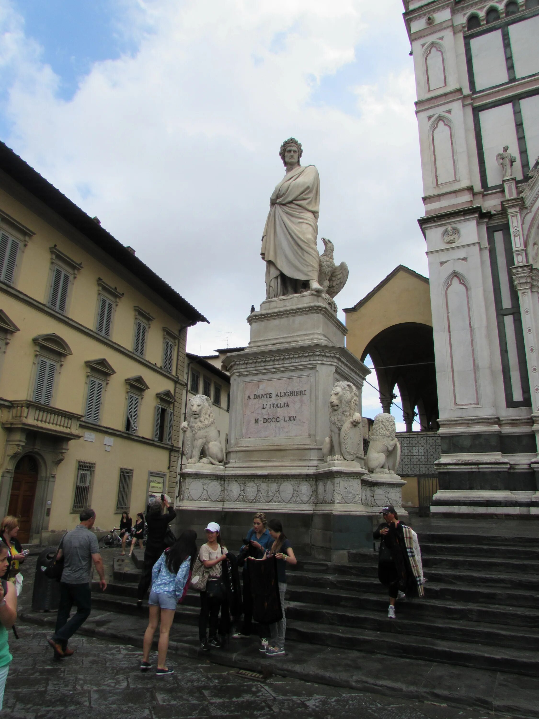 Дом данте. Дом Данте во Флоренции. Данте Алигьери фото. Дом Данте Алигьери фото. Данте Алигьери статуя Пацци фото.