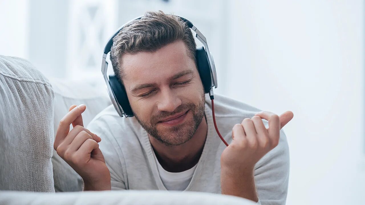 Listen to music. Парень в наушниках. Чел в наушниках. Парень слушает музыку. Красивый мужчина в наушниках.