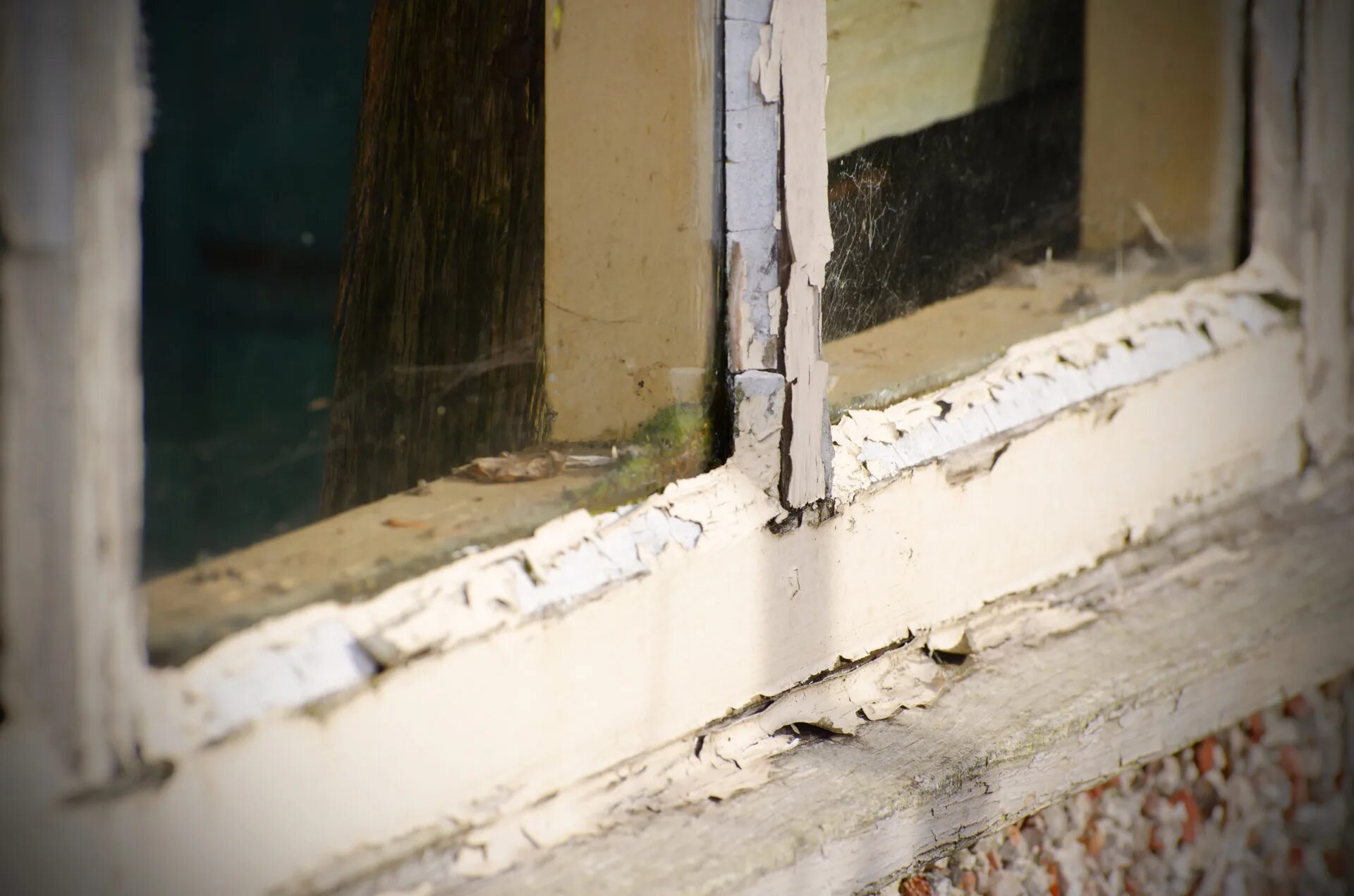 Как снимают старые пластиковые окна. Поврежденные оконные рамы. Гнилые деревянные окна. Грязные пластиковые окна. Старое окно.