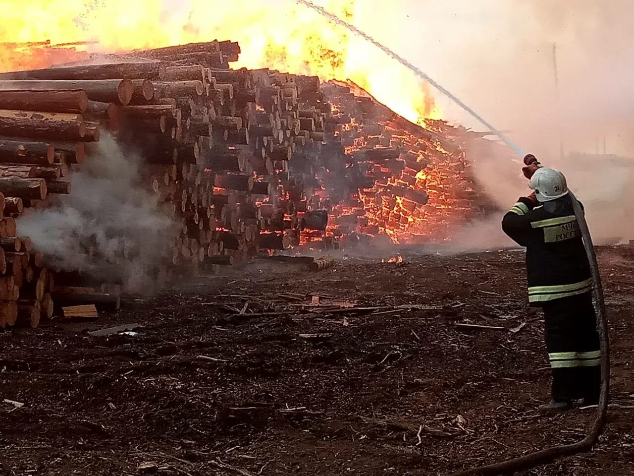 В родниках горит склад. Пожар в Таежном Богучанского района. Поселок Таежный Богучанский район. Таёжный Красноярский край Богучанский район. Пос Таёжный Богучанского района Красноярского края.