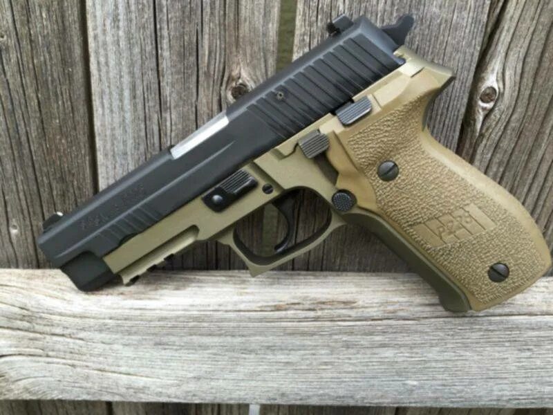 Травмат зауэр. Sig Sauer p226 с обвесами. Зиг Зауэр p226. Зиг Зауэр 226. Sig Sauer p226 травматический.