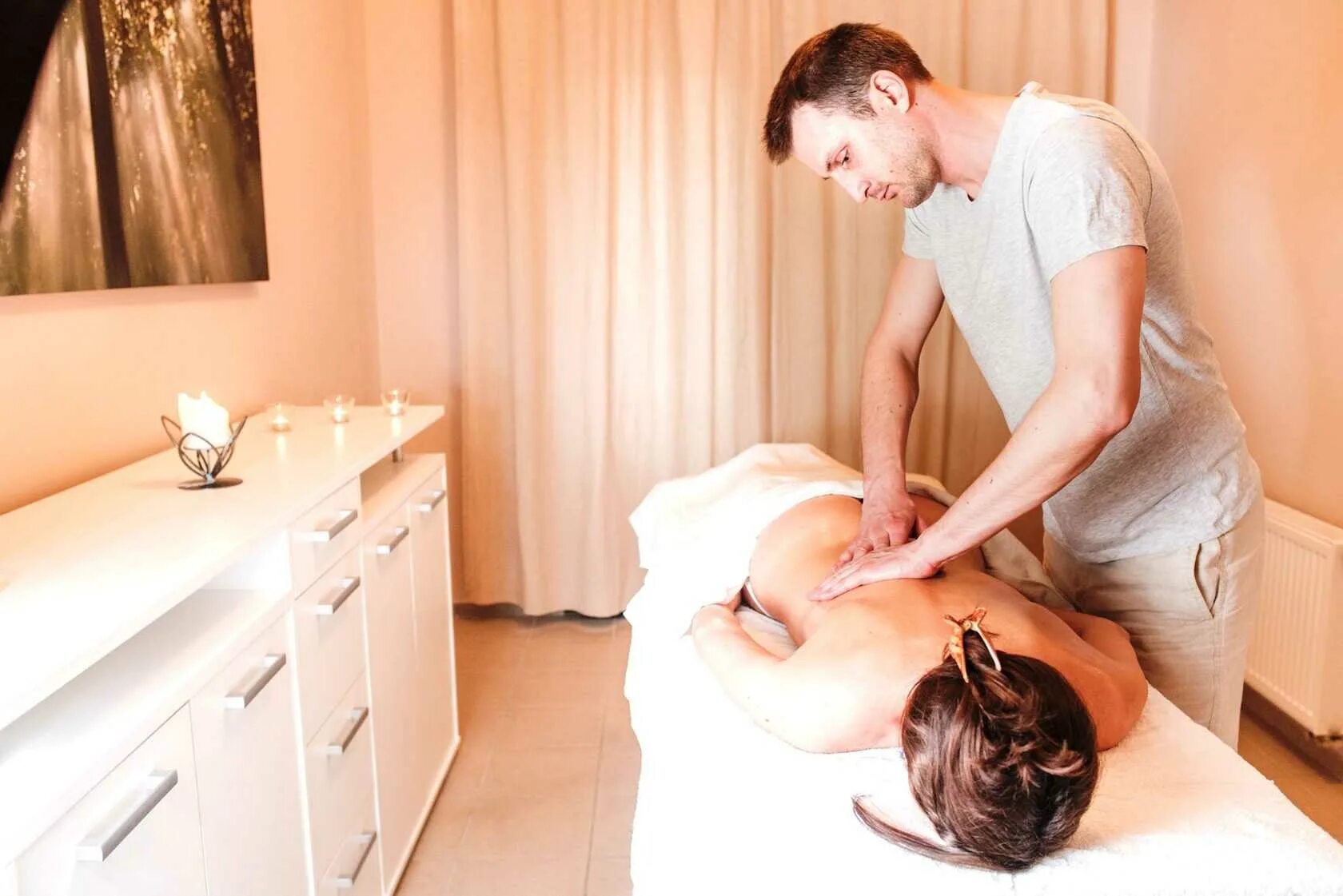Массажист. Классический массаж. Массаж разговорами на русском языке. Страстный массаж. Красивая массажистка.