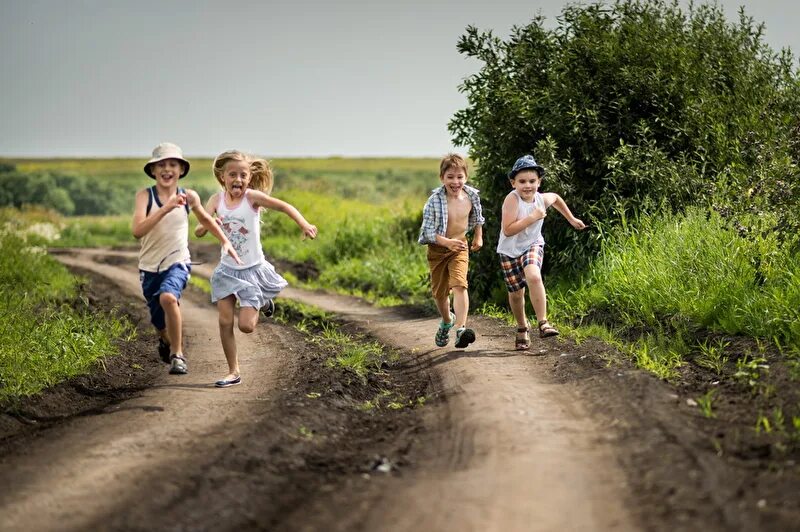 любовь к ребенку. счастливый ребенок. общение детей. красивые дети мальчик и девочка. два мальчика на плоту.