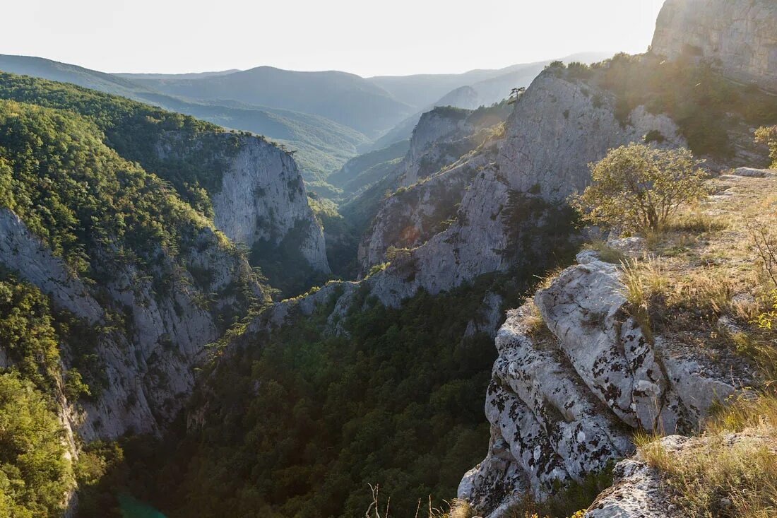 Большой каньон Крыма. Большой каньон Крыма вид сверху. Самый значительный тектонический разлом – большой каньон Крыма. Никитская расселина Крым. Каньон судакский