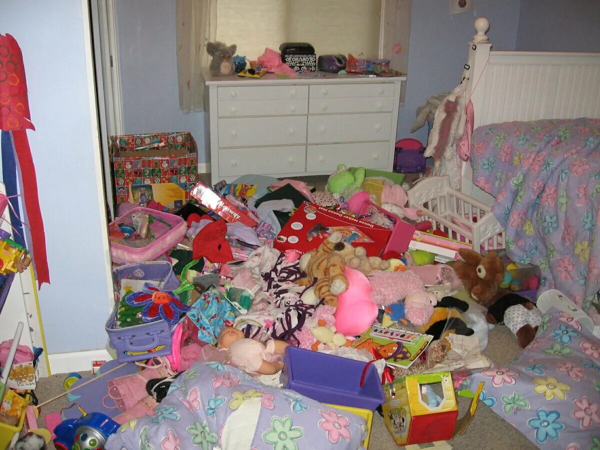 Девочку много игрушек. Разбросанные игрушки. Детская комната с игрушками. Разбросанные игрушки в детской. Беспорядок в детской комнате.