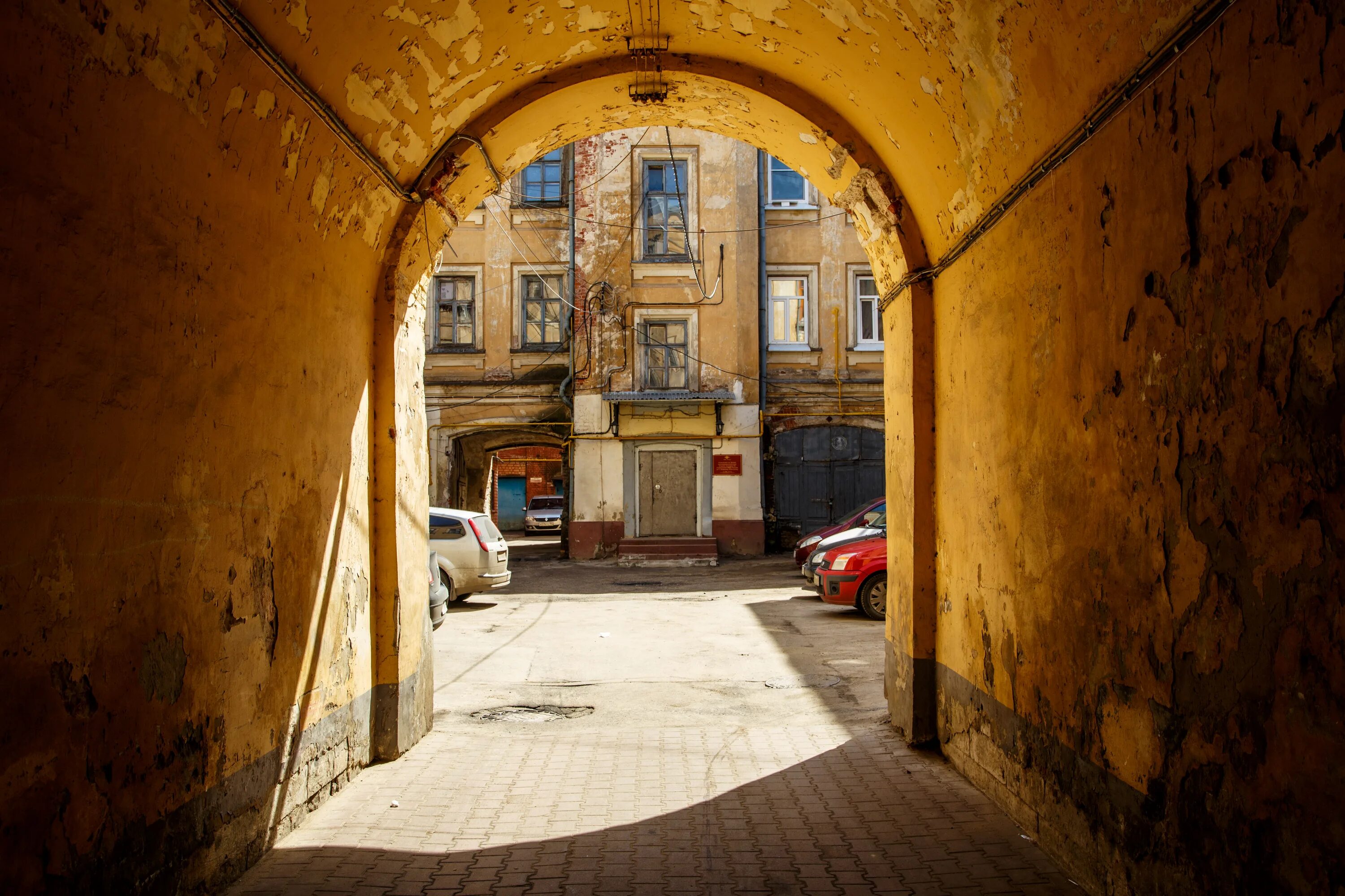 непарадный нижний новгород. атмосферные фото дворов. немецкий двор в новгороде. нижний новгород дворы. дворы на рождественской улице.