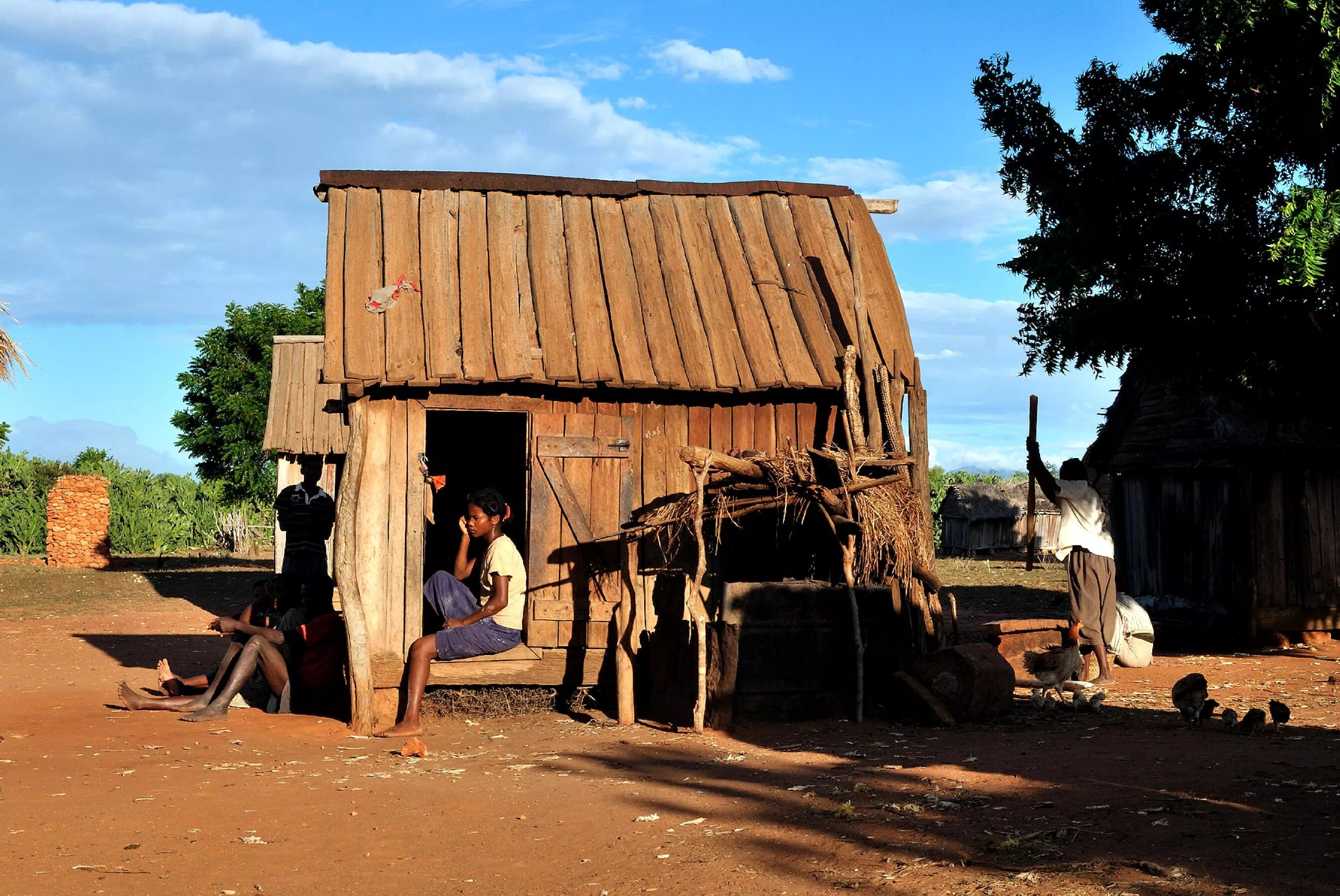 People in the village had been. Тулиара Мадагаскар. Малагасийцы жилища. Малагасийцы Мадагаскара жилища. Мадагаскар деревня.