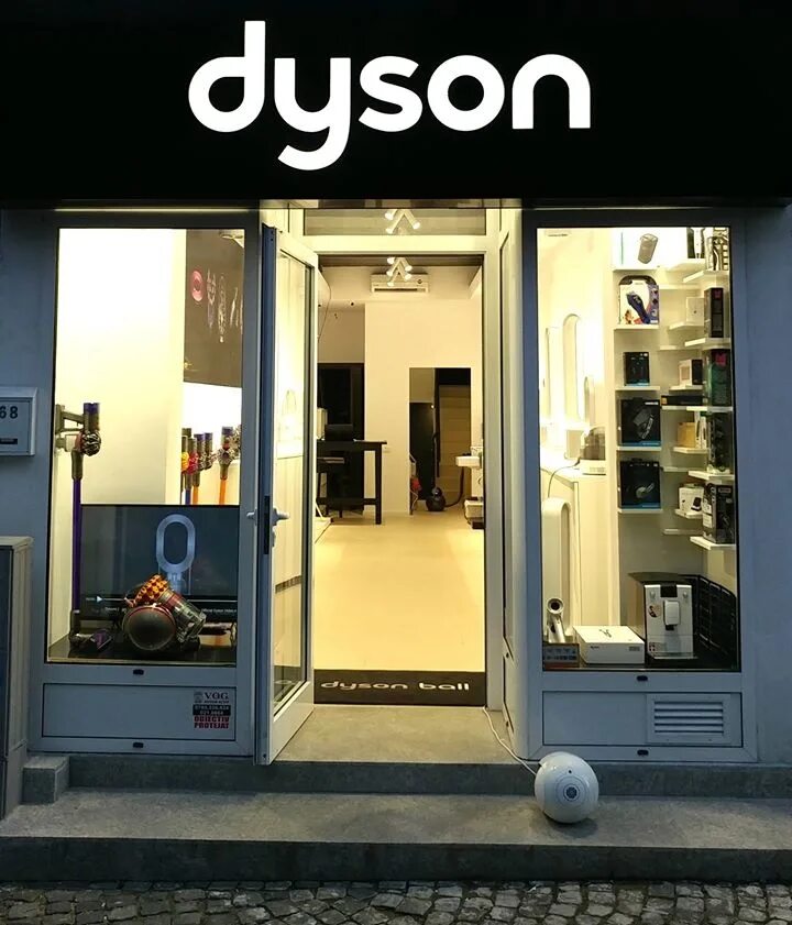 Дайсон москва адреса. Бутик Dyson. Dyson магазины в Москве. Витрины Дайсон в магазине. Магазин Дайсон фото.