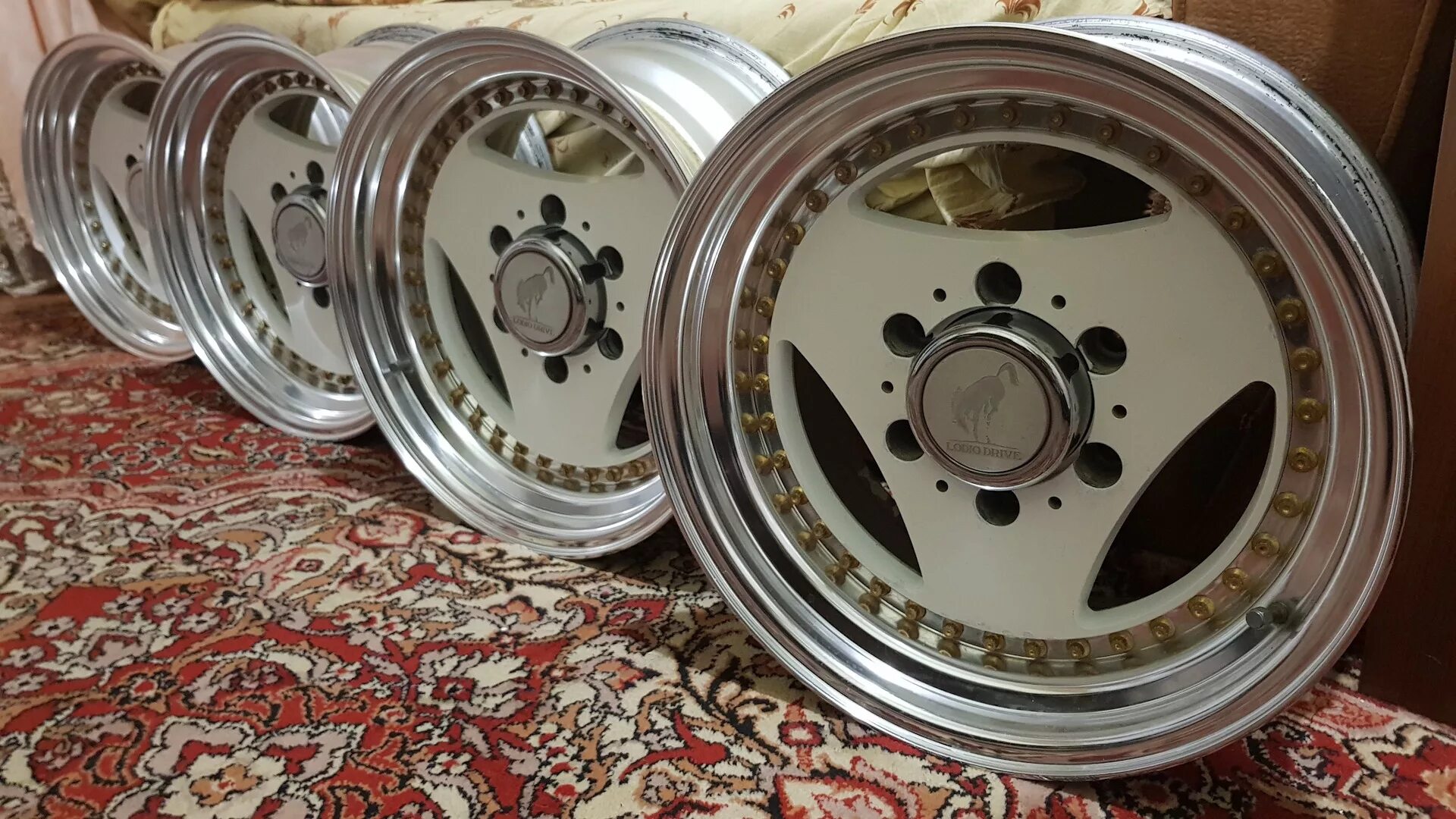 Диски bbs с красными крышками. Bbs rc r20. Bmw e36 oz futura. Легендарные диски. Легендарные диски.