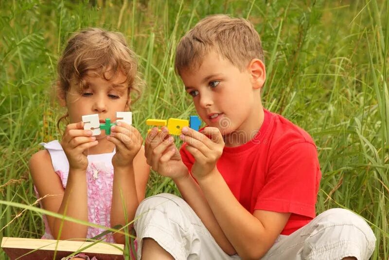 Сестра использует младшего брата как игрушку. Девочка играет с братом. Мальчик играет с сестрой. Детские игры брат. Брат и сестра играются.