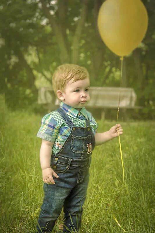 Мальчик с большим шаром. Шарики для мальчика. Шарики воздушные для мальчика. Воздушный шар это мальчик!. Мальчик с воздушными шарами.