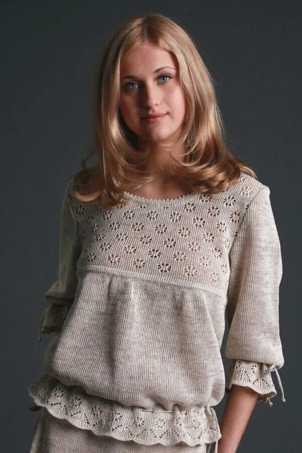 Вязаный сарафан женский. Кофта с круглой кокеткой. Вязаные платья для женщин. Платье вязаное. Красивые вязаные вещи.