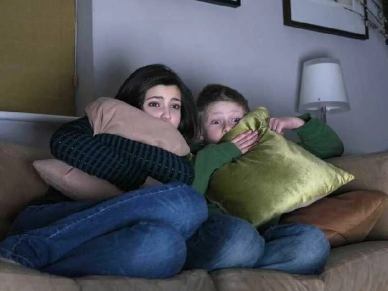 пуси сестрыteen home сестра. скарлетт йоханссон молли. стоны в родительской комнате. один дома кадры. Brother and black sister home alone.