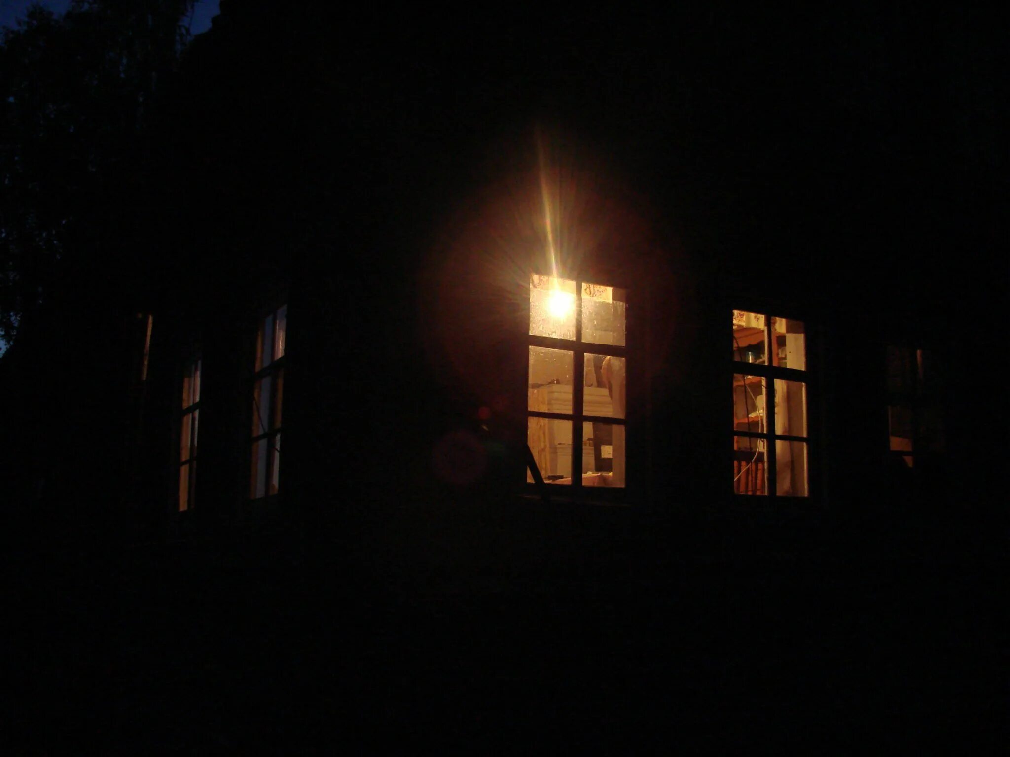 Светящееся окошко. Ночные окна домов. Дом с горящими окнами. Вечерние окна домов. Окно ночью.