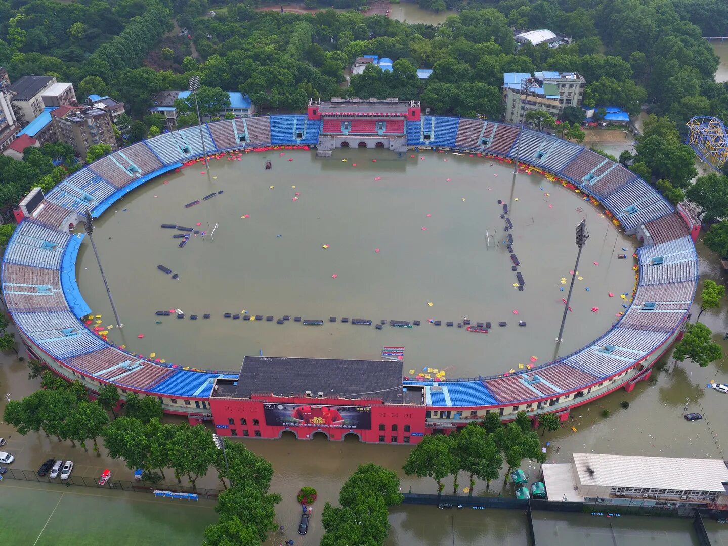 Вода на стадионе. Янцзы аквапарк. Янцзы город аквапарк. Провинция Хубэй стадион. Стадион на воде.