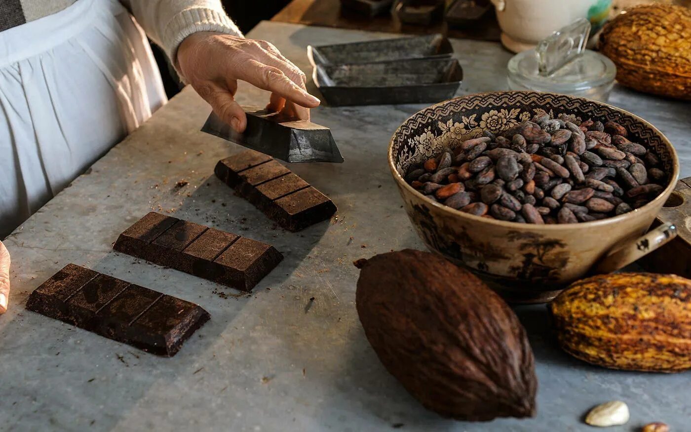 Сладкий какао как правильно. Изготовление шоколада. Какао Бобы. Сырье для производства шоколада. Производители какао-бобов.
