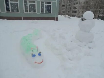 Гусеница из снега в детском