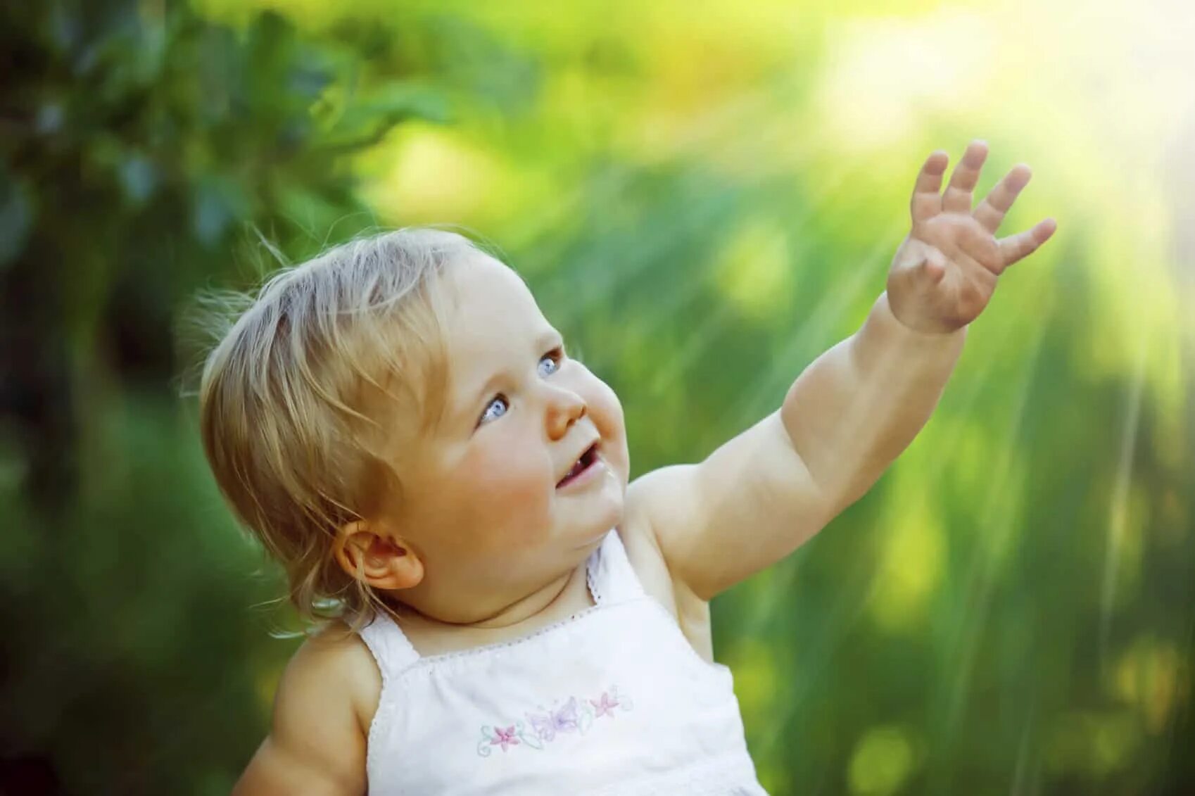 наслаждайтесь солнечными лучами. солнце счастье. солнце счастье. счастливая женщина. девушка солнце.