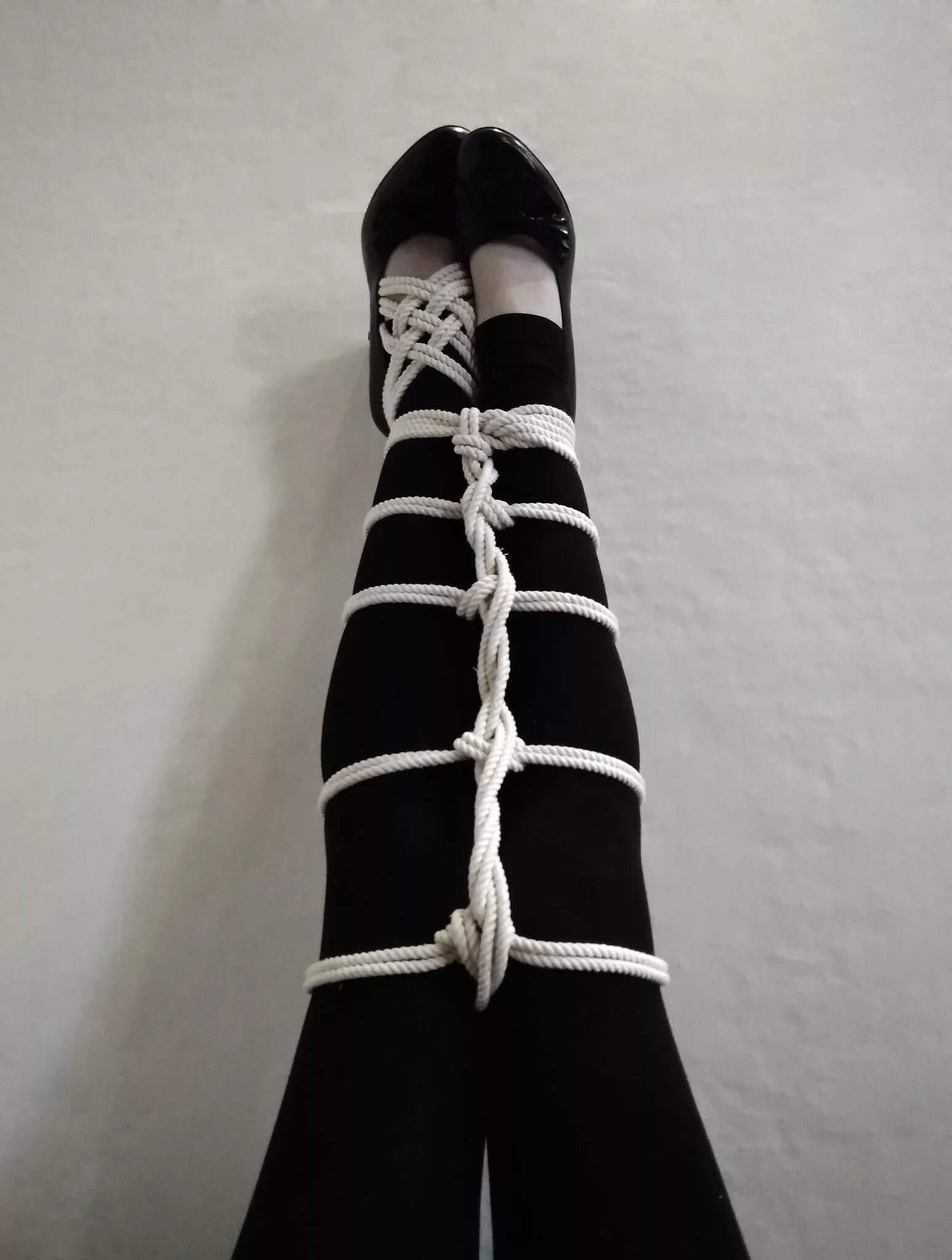Шибари кинбаку. Связанные ножки. Веревка для связывания. Связанные веревкой девушки.