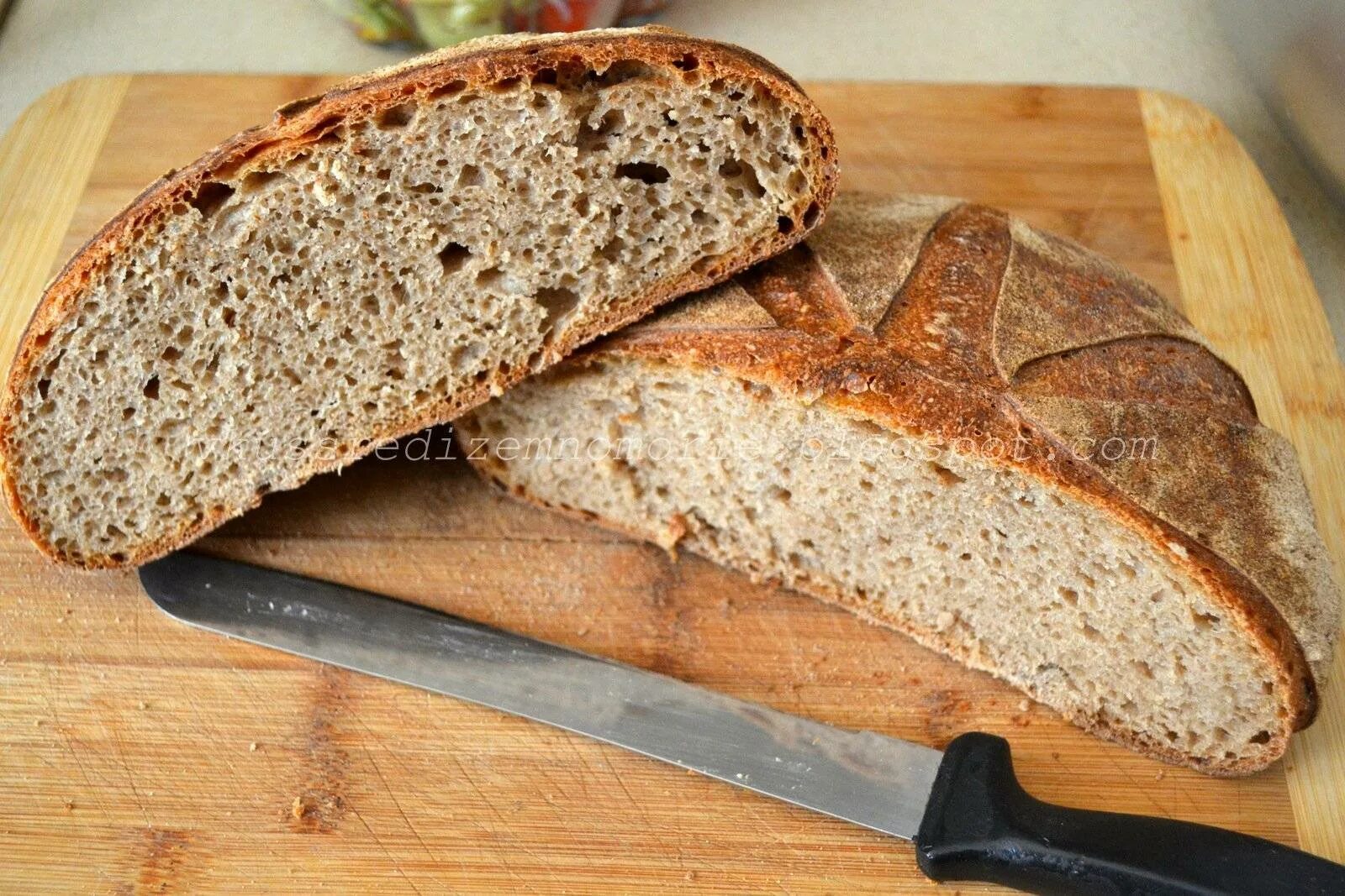 Хлеб с орегано. Хлеб пшеничный цельнозерновой. Пироги из цельнозерновой муки. Цельнозерновой хлеб в духовке. Хлеб цельнозерновой рецепт в духовке на дрожжах