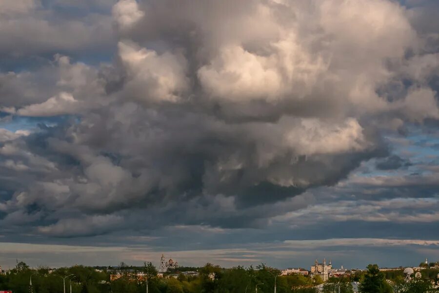 Погода во владимирской области на 14. Ливень с грозой. Гроза и дождь. Остров гроза ветер. Грозовая погода.