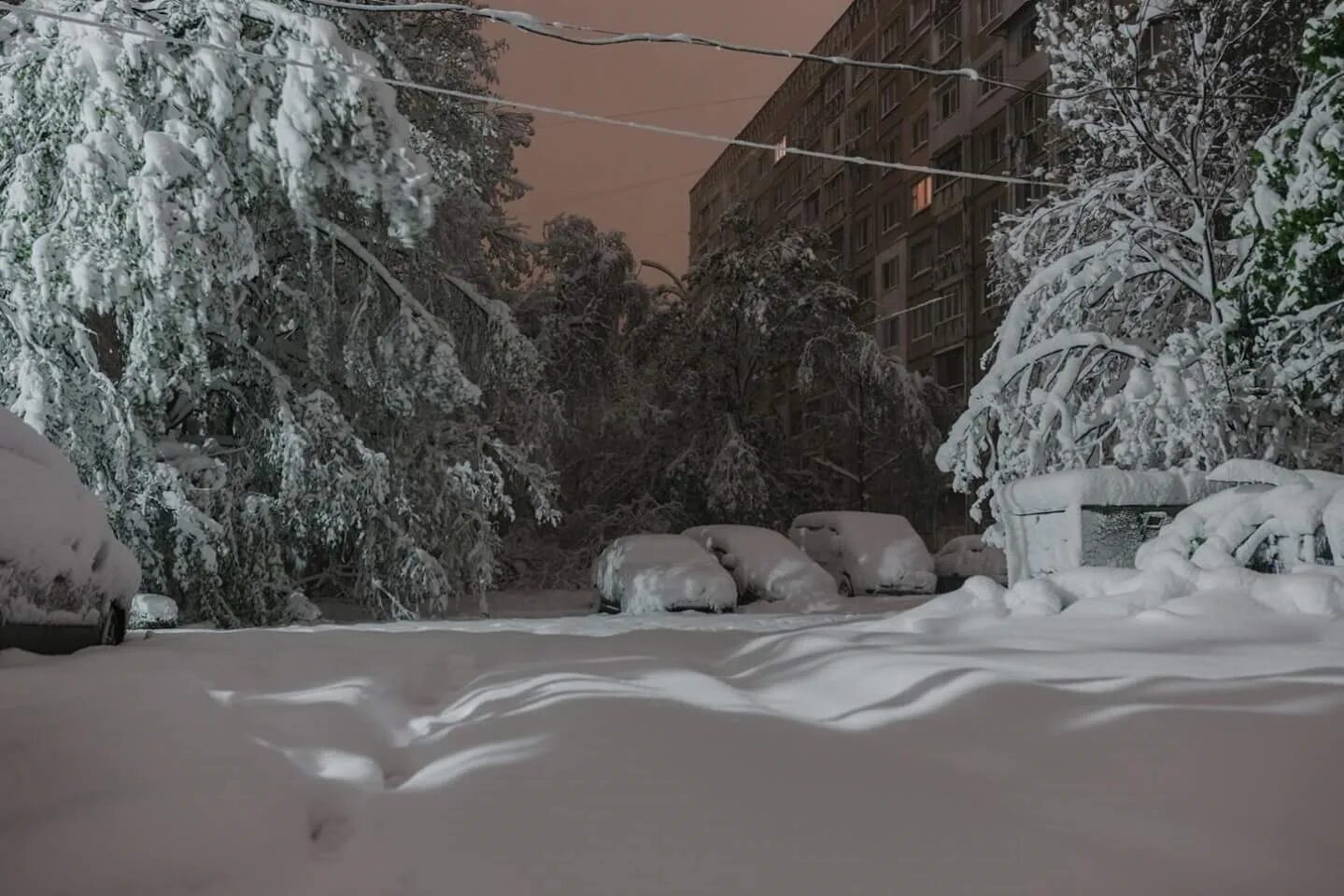 Зима много снега. Снегопад в городе. Заснеженный двор. Сугробы в городе. Почему на улице снег