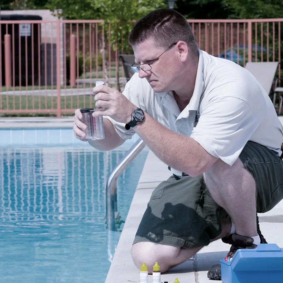 дезинфекция воды в бассейне. сервисное обслуживание бассейнов. сервисное обслуживание бассейна. чистка бассейна. дезинфекция воды.