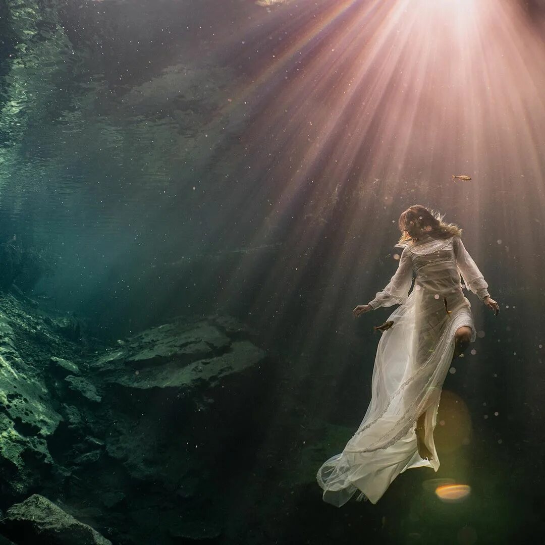 Девушка под водой. Свет сквозь воду. Потрясающие фото девушек под водой. Девушка под водой красивые фото.