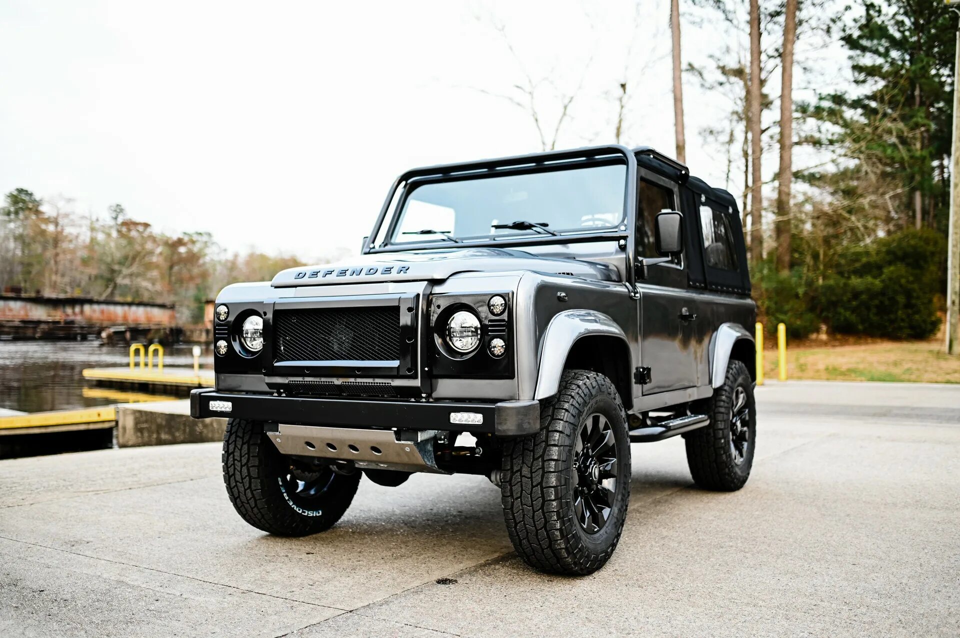 Ремонт defender. Дефендер 90 2022. Дефендер машина 90. ЛР Дефендер. Land Rover Defender 90 2022 4х дверный.