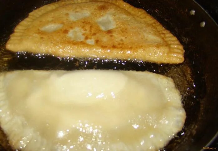 Чебуреки на сковороде. Чебуреки с говяжьим фаршем. Чебуреки в масле на сковороде. Чебуреки в масле на сковороде. Чебуреки в масле на сковороде.