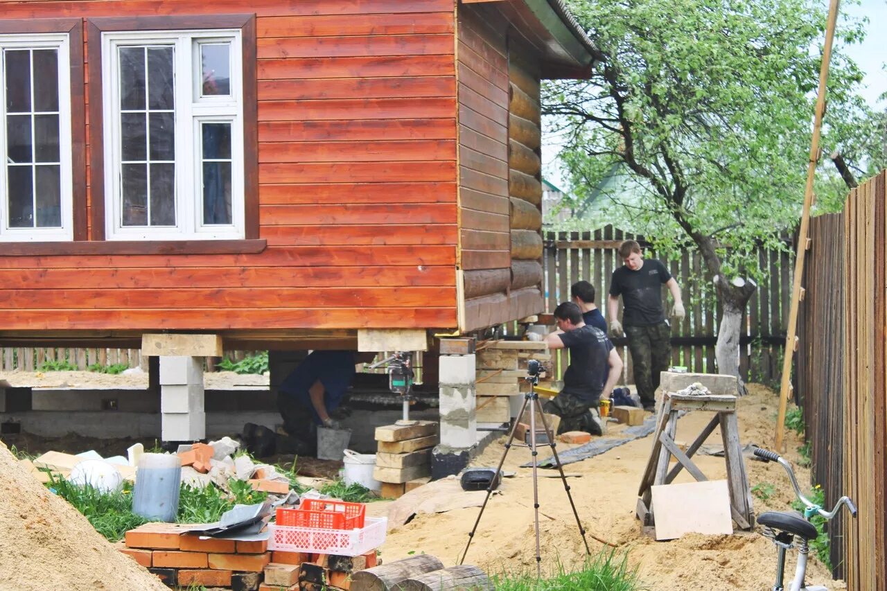 Поднять дом на домкратах. Реконструкция фундамента деревянного дома. Фундамент для деревянного дома. Подъем дома.