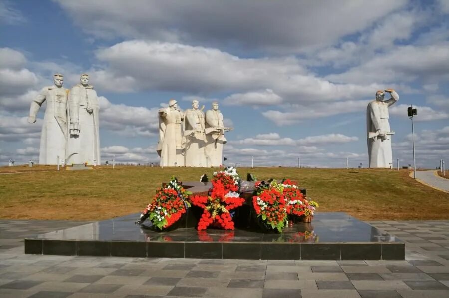 Где памятник. Мемориал «героям-панфиловцам» в Дубосеково. 28 Панфиловцев мемориал Дубосеково. Мемориальный комплекс 28 героям-панфиловцам у разъезда Дубосеково. Памятник панфиловцам в Дубосеково.