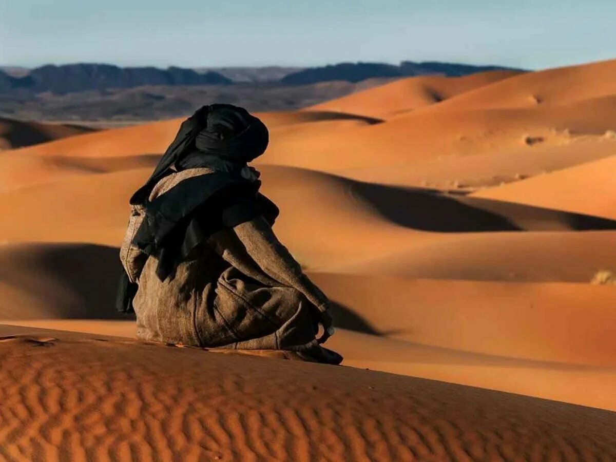 Пустыня побед. Бедуины в Египте. Пустыня. Человек в пустыне. Араб в пустыне.