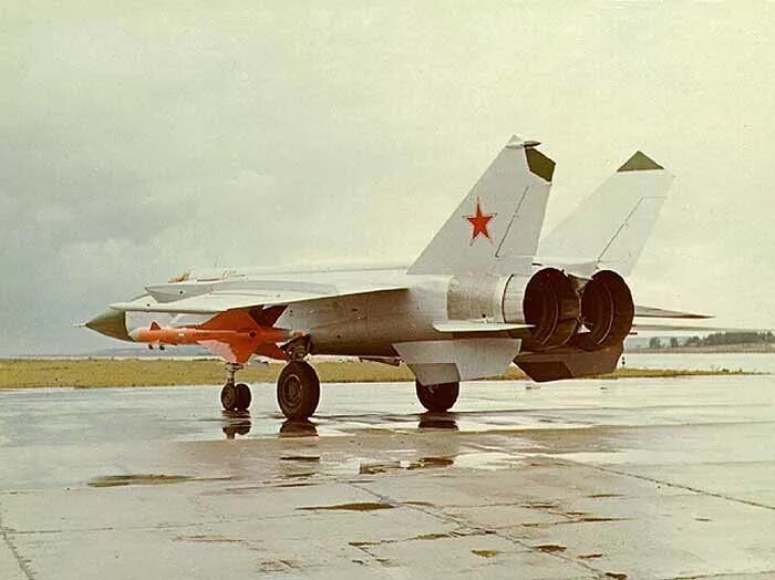 1 миг 25. Истребитель-перехватчик миг-25. Mig 25. Миг-25 истребитель. Самолет миг 25п.