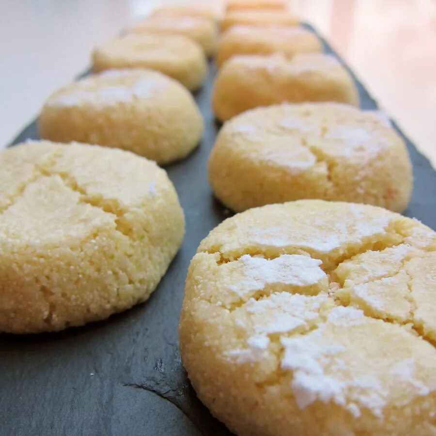 кекс в сковороде в духовке. выпечка из желтков яиц. выпечка из желтков яиц. бисквит лимонный кекс. печенье «лимонные узелки».