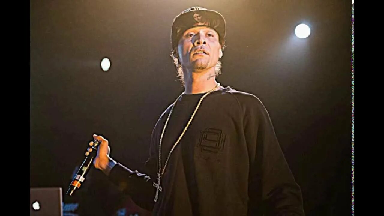 Bizzy bone. Bizzy bone. Bizzy. Bizzy. Bizzi.