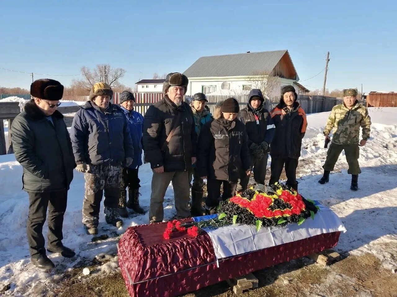 Вагнер родственники погибших. Похороны военнослужащего. Похороны солдат погибших в Украине. Могилы военнослужащих погибших.