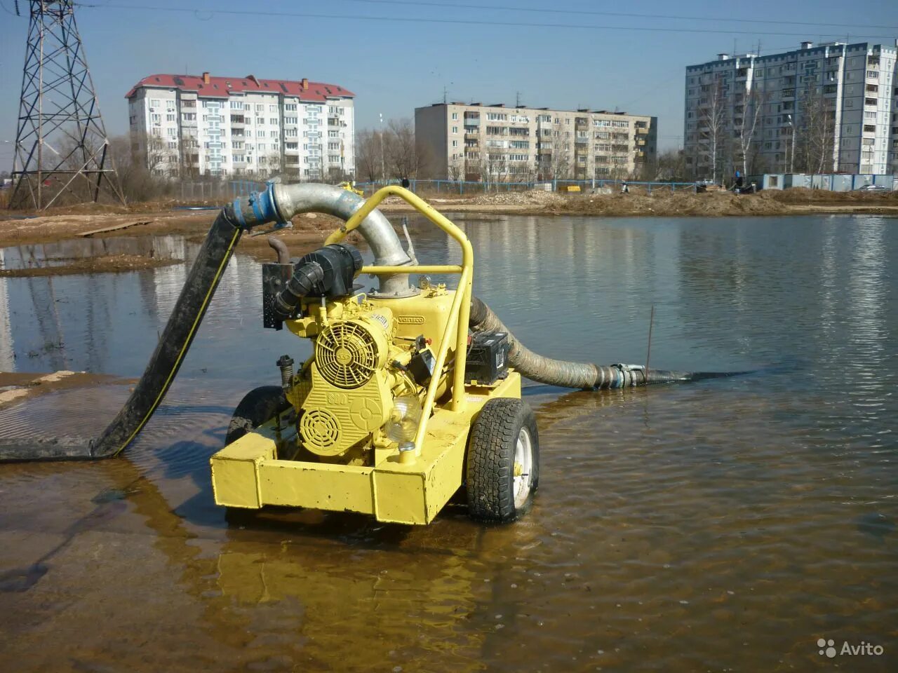 Насос для воды аренда. Дизельная помпа для откачки воды Varisco. Насос для откачки воды аварийных служб 240л. Насос для откачки воды из озера. Мотопомпа для откачки грязной воды.