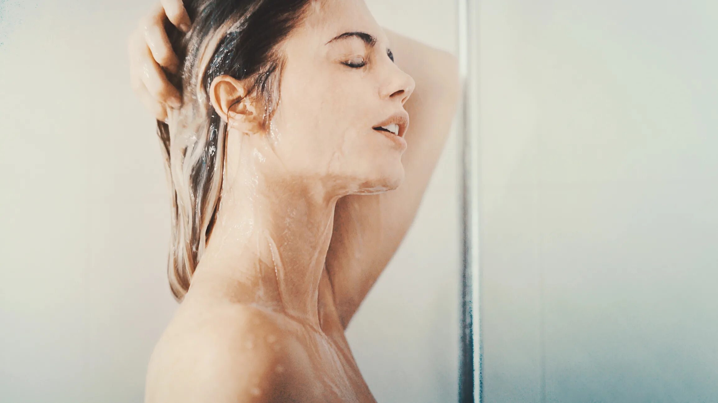 Реклама женщина в душе. Девушка под душем реклама. Реклама душа. Девушка в душе реклама. Shower brunette