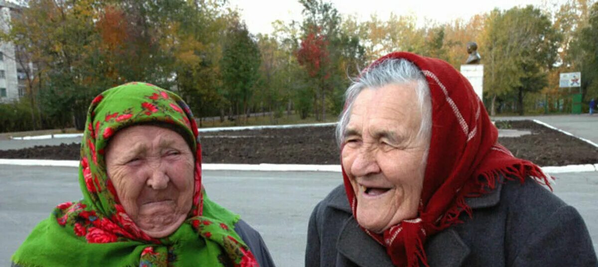 Бабка смеха. Бабка смеется. бабулька смеется. старуха смеется.