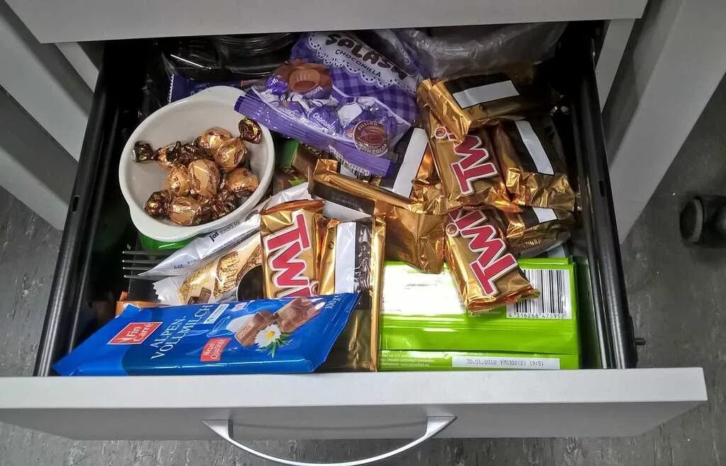 Полный холодильник сладостей. Полный холодильник шоколадок. Полный холодильник сладостей. Холодильник для шоколада домой. Холодильник для шоколада.