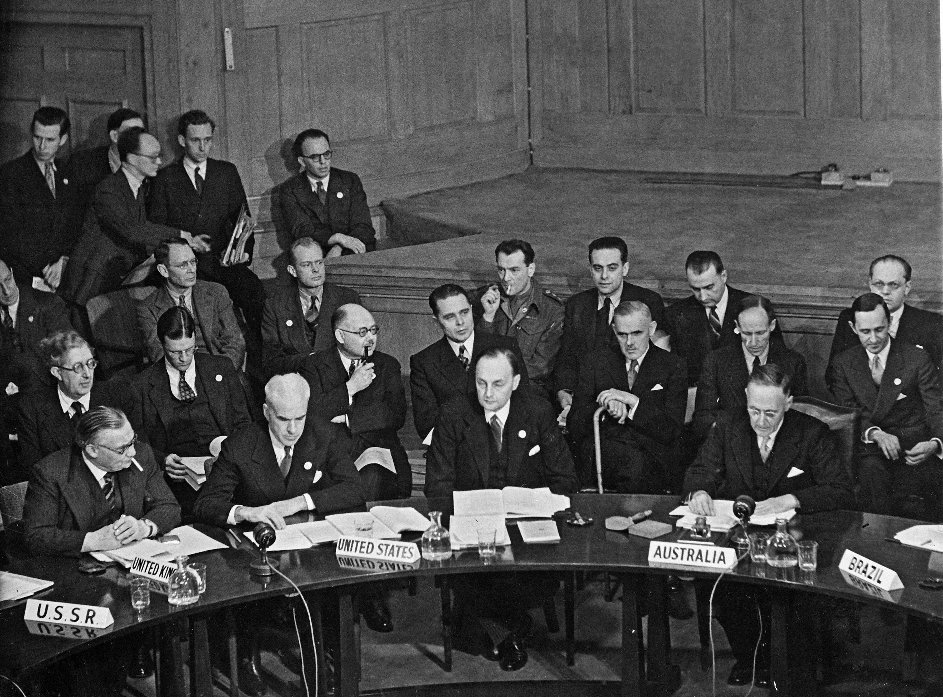1948 г оон. Заседание ООН 1946. Первое заседание ООН 1945. Подписание декларации Объединенных наций. ООН 1947.
