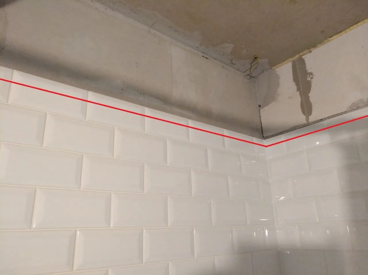 Стык плитки и стены. Стык потолка и стены в ванной. Керамическая плитка на потолок. Стык натяжного потолка. Стык стеновой плитки и потолка.