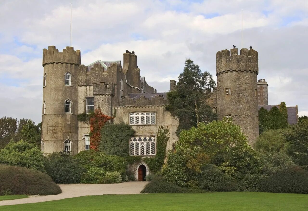 Malahide castle is northeast of dublin. Малахайд. malahide beach.
