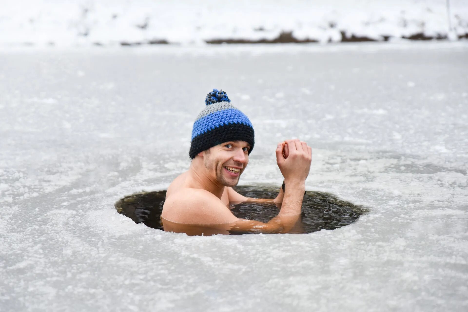 В холодной воде на несколько. ВИМ Хоф. Купаться в холодной воде. Купается в ледяной воде. Моржевание дети.