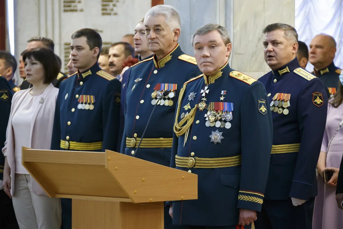 Генштаб рф сегодня. Выпускникам военной Академии генерального штаба вс РФ. Начальник Академии генерального штаба Вооруженных сил РФ. НГШ вс РФ Герасимов в военной Академии генерального штаба. Начальник военной Академии генерального штаба.