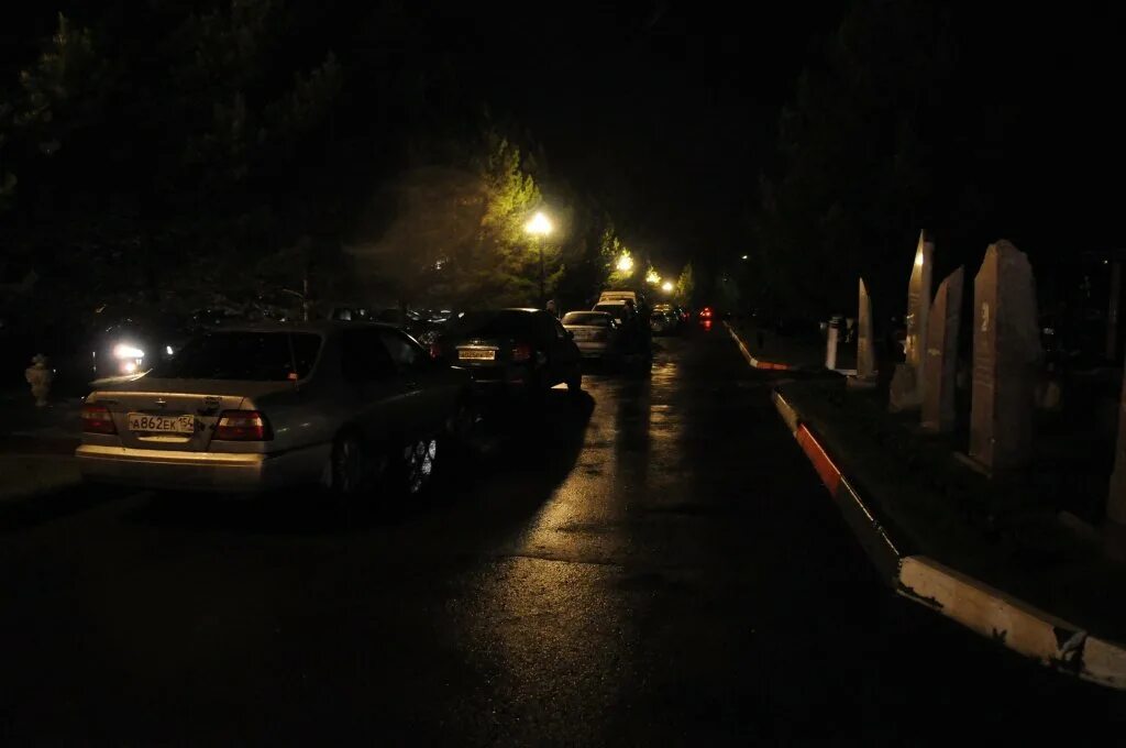 Где ночь на дворе. Ночная улица двора. Двор ночью. Парковка во дворе ночью. Где ночь на дворе.